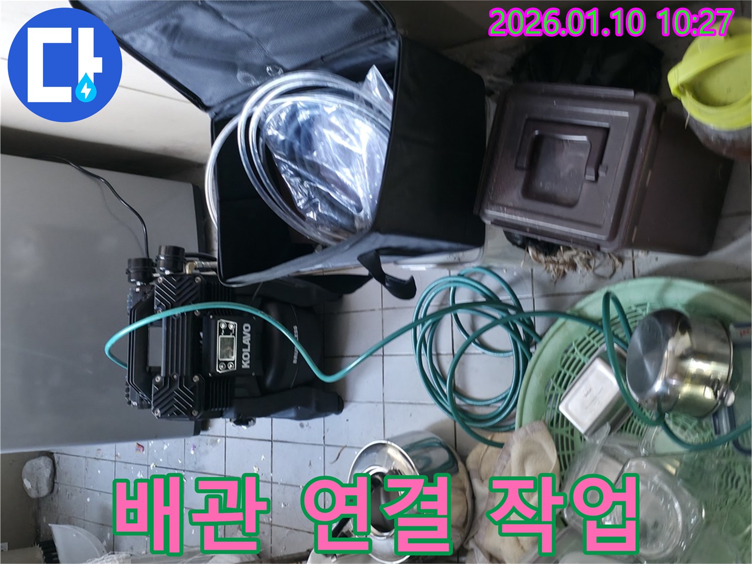 인천 계양구 누수-탐지를 위해 장비와 배관을 신중하게 연결하는 모습입니다.