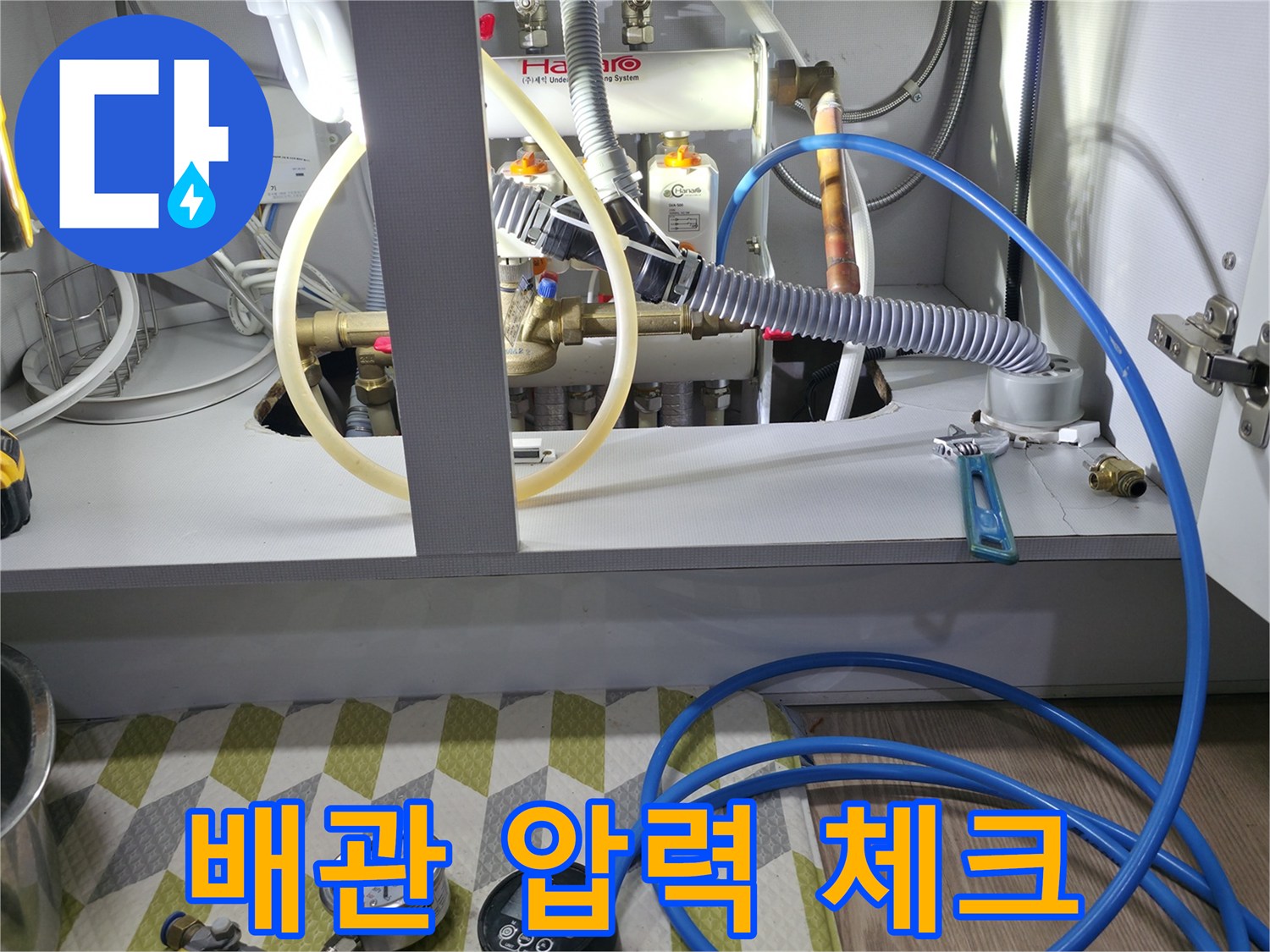 분배기 주변에 설치된 디지털 압력계와 측정용 호스 상세 이미지