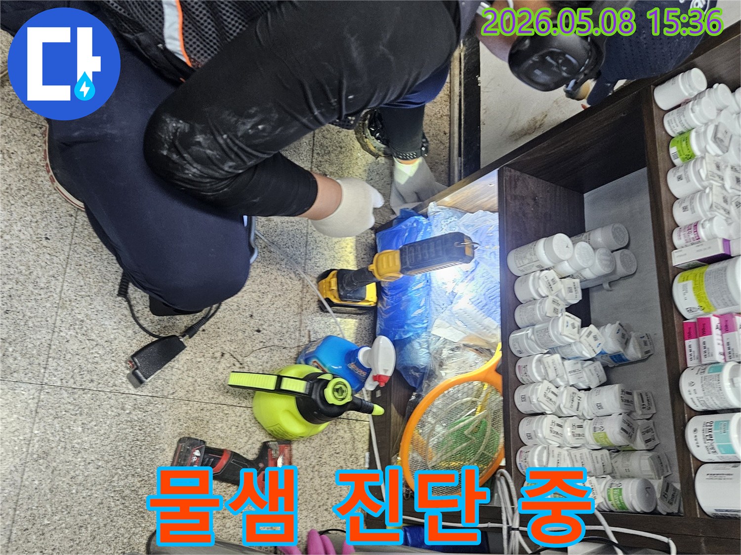 숙련된 엔지니어가-헤드셋과 손전등을 이용해-누수 원인을-정밀하게 파악하고 있습니다.