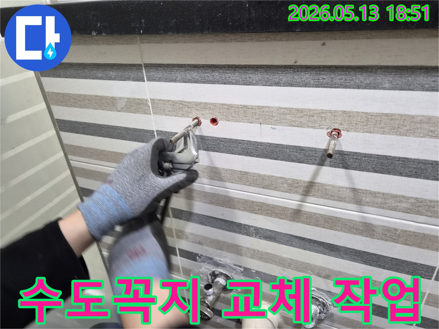 누수-전문가가-오래된-수도꼭지를-새로운-제품으로-교체하는-숙련된-과정