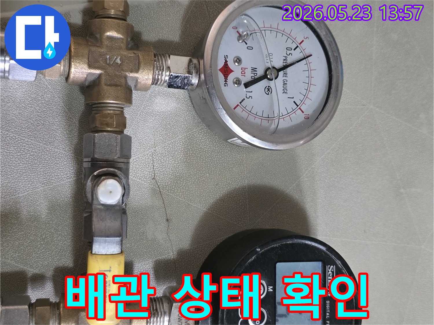 누수-탐지-엔지니어가-배관-압력-측정을-위해-설치한-압력-게이지와-연결-부위