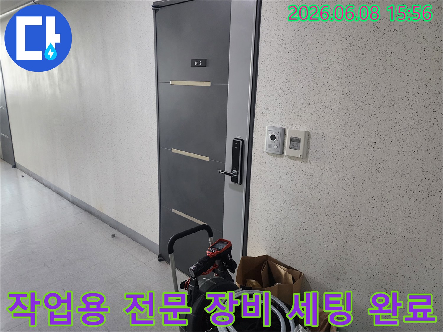 현장 복도에 놓인 배관 청소 석션기와 호스 뭉치들