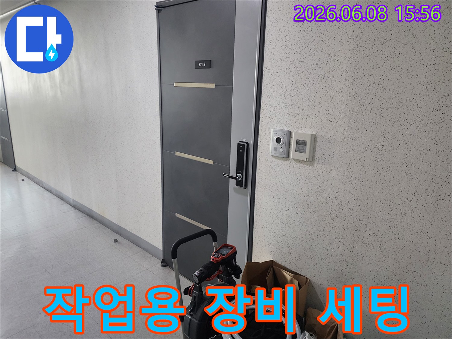 현장 복도에 배치된 배관 청소용 석션기 및 호스