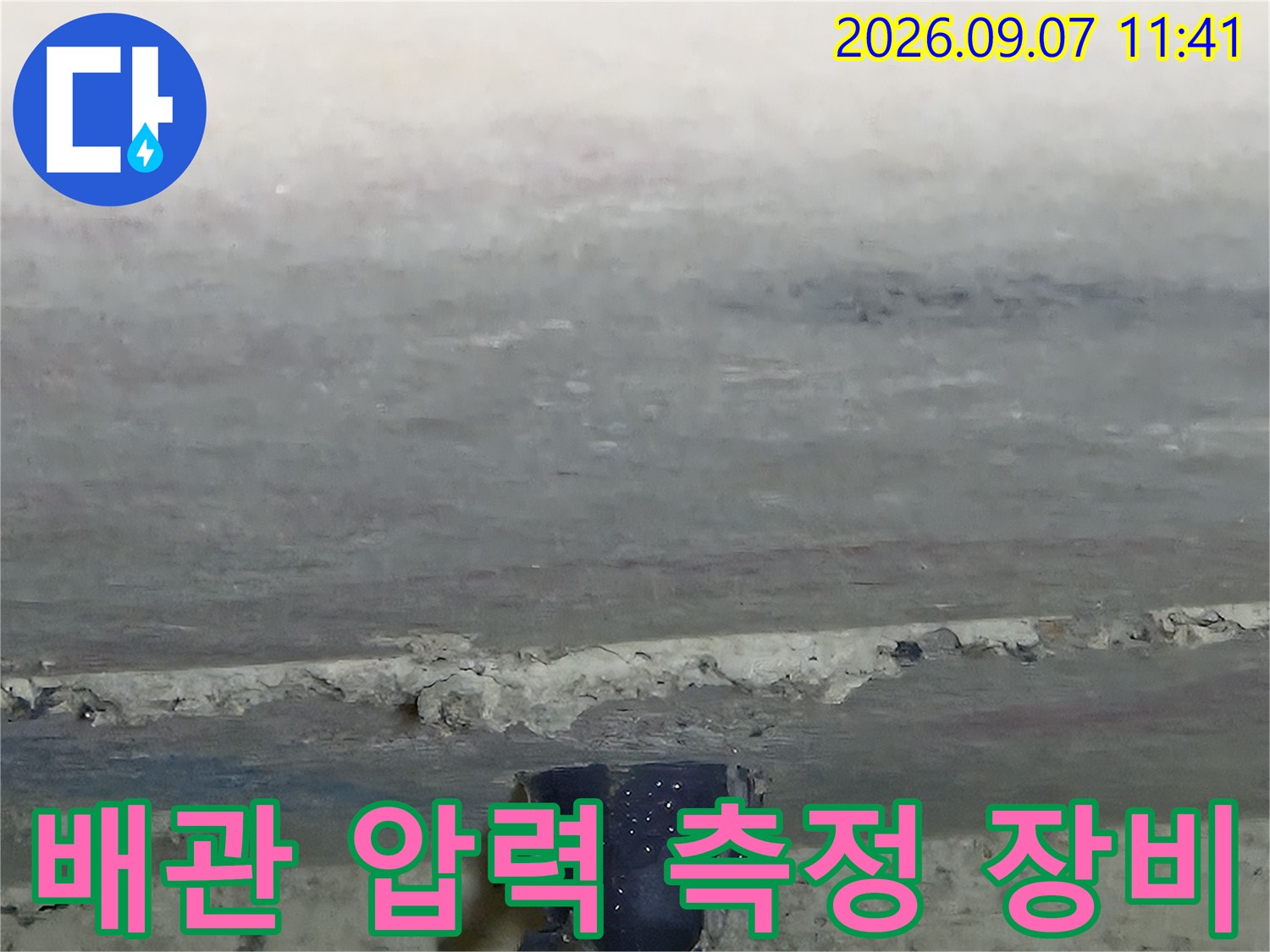 배관의 기밀성을 테스트하기 위해 부착된 압력계 상세 모습