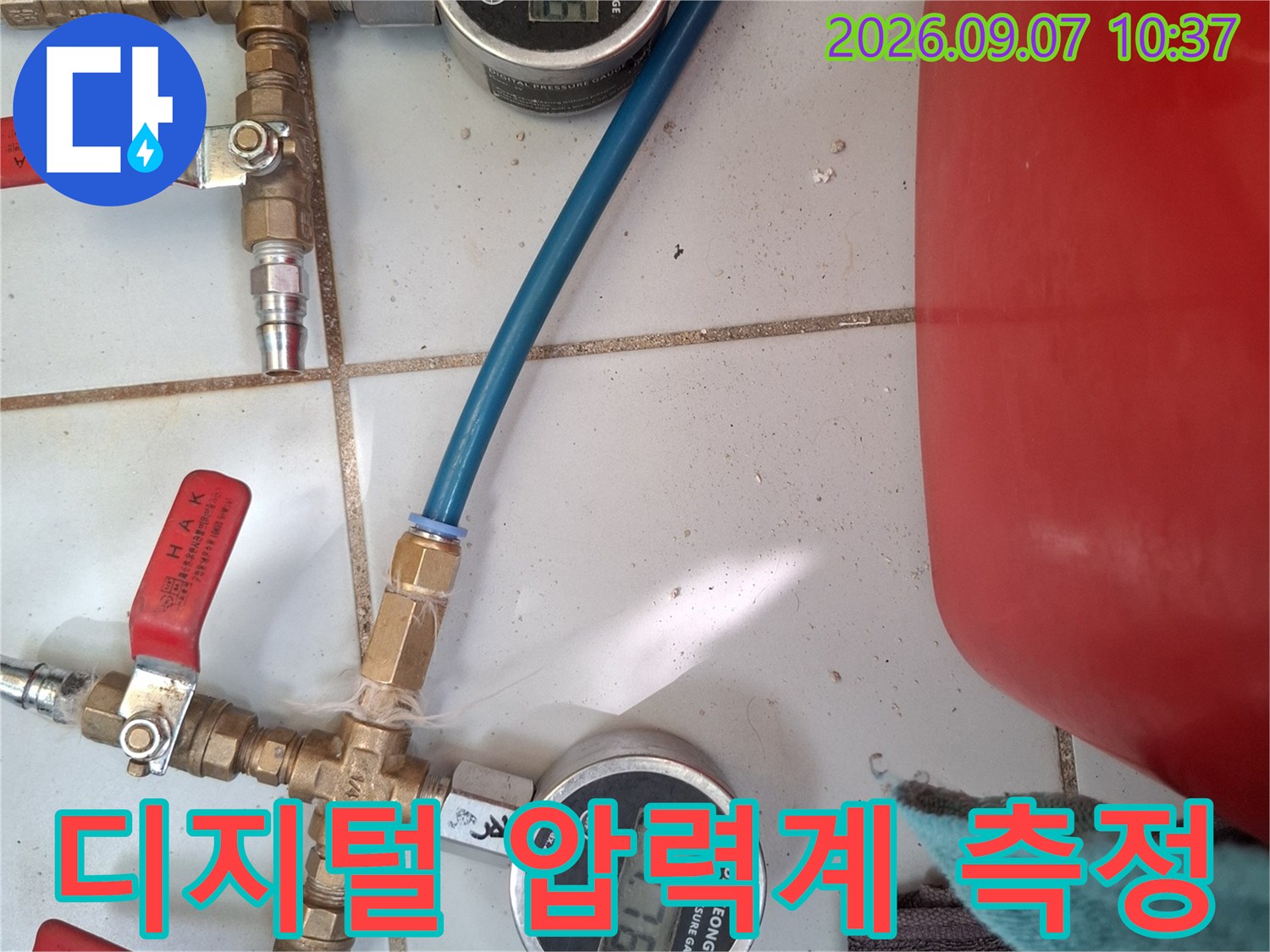 보일러실 배관 점검을 위해 디지털 압력계를 설치한 모습입니다.